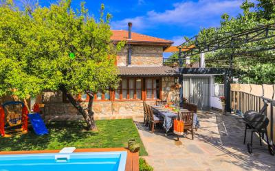 Villa Firnaz Tasevi - 4 Kişilik & Muhafazakar Havuz Alanlı Kiralık Villa