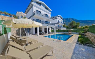 Villa Daisy B, Large Family Villa With Indoor Pool 