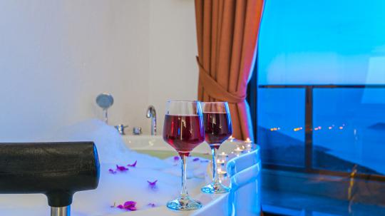 Apartment With Jacuzzi